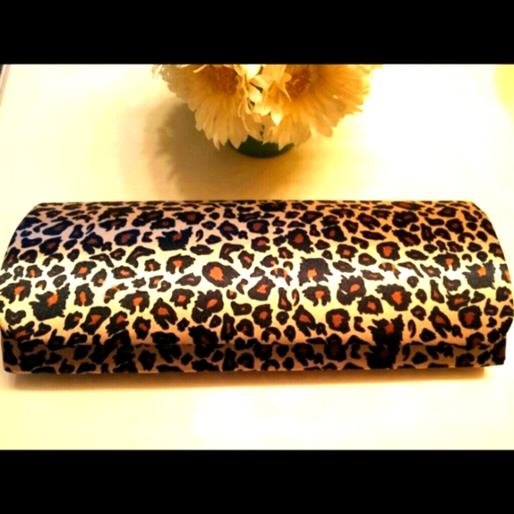 Handbags - Vintage Clutch!!!!